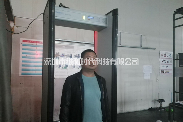 木門制造廠及鞋業(yè)廠家使用METOR6S進(jìn)口安檢門案例圖