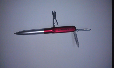 新疆烏魯木齊機(jī)場安檢門把關(guān)通道致使小刀藏匿行李包[圖]