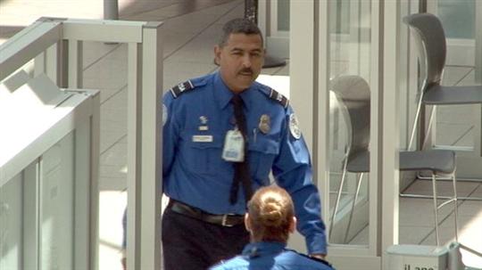 從美國(guó)機(jī)場(chǎng)Metor6s安檢門(mén)檢測(cè)人員偷竊IPAD看安檢員素養(yǎng)[圖]