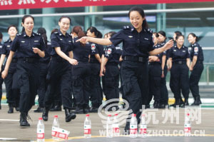 杭州蕭山機場HI-PE安檢門通道安檢員統(tǒng)一換新裝[圖]