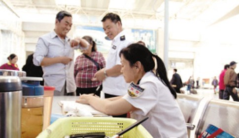 昆明火車站X光機(jī)5分鐘安檢掃描發(fā)現(xiàn)2把刀具[圖]