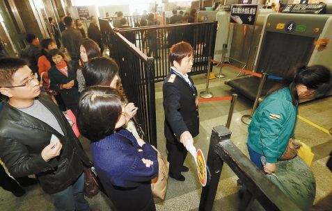 杭州火車站安檢機(jī)通道平均每天攔截禁運物品20起[圖]