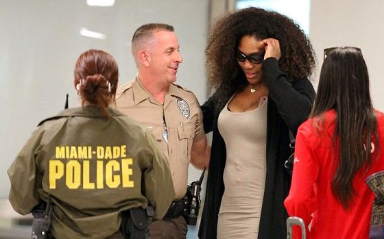 明星小威現(xiàn)身邁阿密機(jī)場(chǎng) 金屬探測(cè)門通道接受檢查[圖]