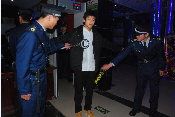 河南上蔡警方嚴(yán)查轄區(qū)公共娛樂(lè)場(chǎng)所安檢門制度落實(shí)情況[圖]