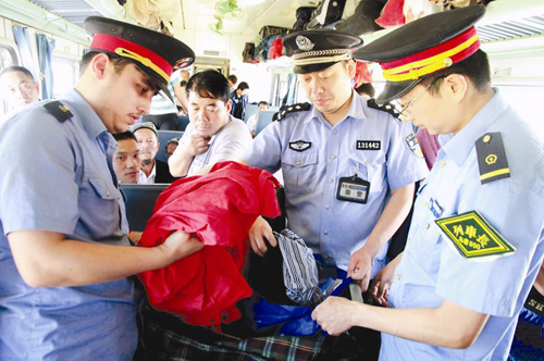 進(jìn)口HI-PE安檢門與行李安檢機(jī)共同把關(guān)烏魯木齊鐵路安檢[圖]