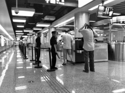 沈陽地鐵被安檢儀掃描攔截攜帶菜刀女子[圖]