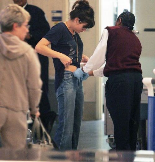 美國(guó)機(jī)場(chǎng)HI-PE進(jìn)口安檢門通道及PD140V安檢員檢測(cè)手法[圖]