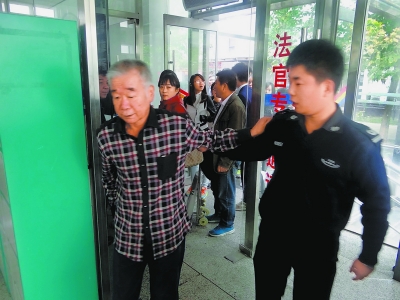 海淀法院開通“綠色通道”引導(dǎo)當(dāng)事人快速過安檢門