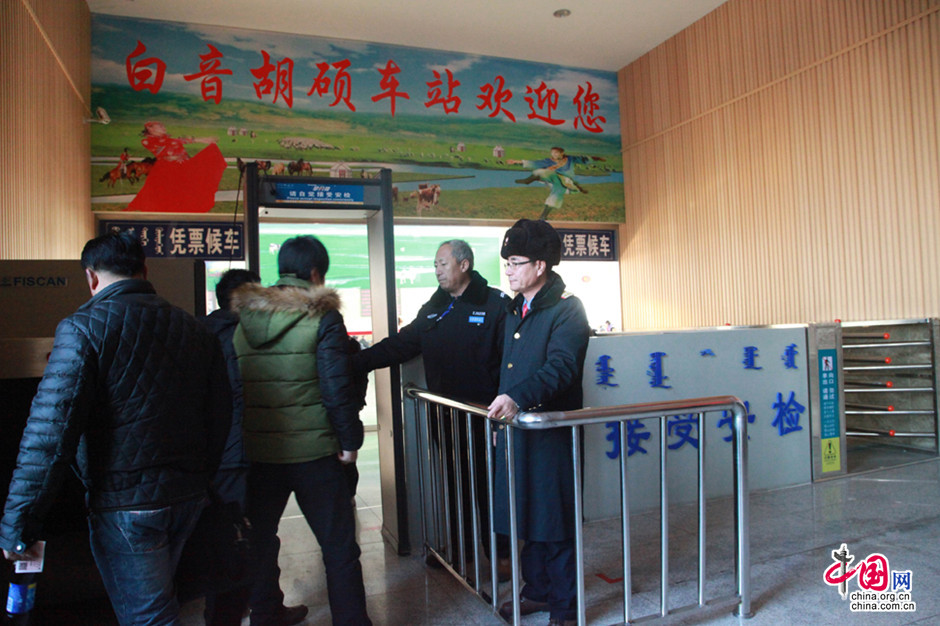 沈鐵白音胡碩站使用安檢門助力春運(yùn)安全[圖]