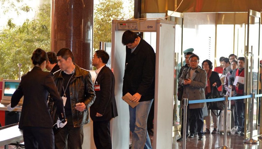 政協(xié)會(huì)議采用HI-PE型號(hào)安檢門 姚明低頭過(guò)安檢圖