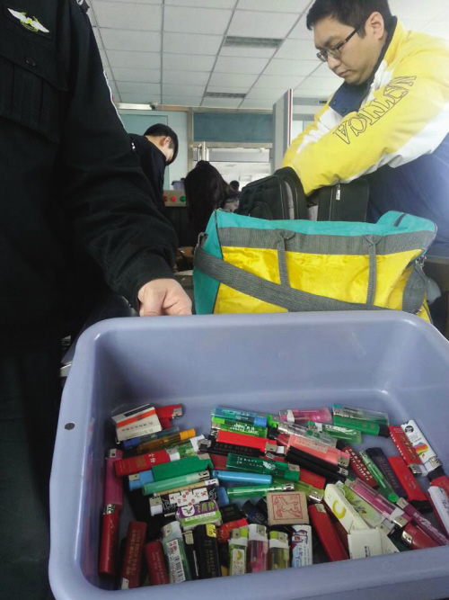 鞍山機(jī)場(chǎng)截獲大量打火機(jī)窺測(cè)出金屬安檢門(mén)探測(cè)工作重要性[圖]