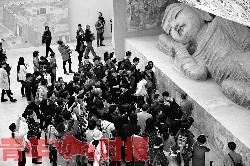 敦煌臥佛展出引客流井噴 兩臺(tái)安檢門(mén)不敵檢測(cè)壓力[圖]