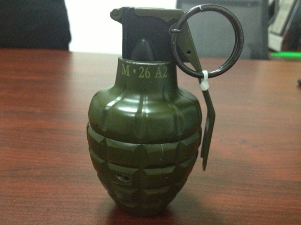 機場安檢機檢測標準高   新疆博樂發(fā)現(xiàn)手雷式打火機[圖]