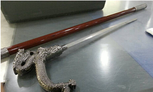 青島機場X光機發(fā)現(xiàn)藏劍 金屬安檢門威懾力強[圖]