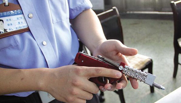 連云港火車站X光機掃描發(fā)現(xiàn)自制火柴槍[圖]