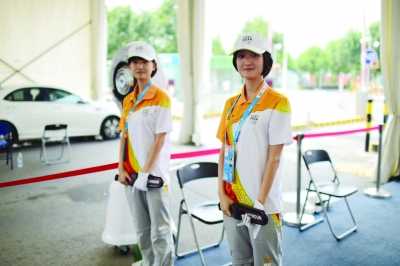 奧體安檢口“姐妹花”采用手持式金屬探測器把關(guān)安檢[圖]