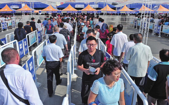 新疆國際會展中心市民排隊(duì)進(jìn)場