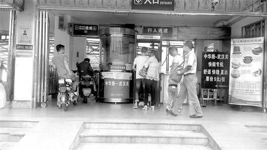 中華路武漢關(guān)碼頭安檢門(mén)形同虛設(shè)(圖)