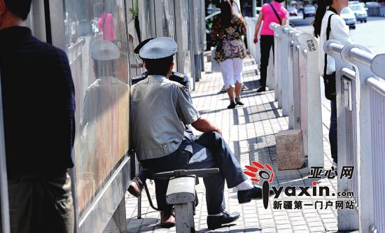 烏魯木齊商場(chǎng)開(kāi)包檢查安檢門(mén)把關(guān)