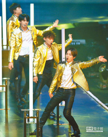 EXO臺(tái)灣演唱會(huì)安檢采用金屬探測(cè)器摸身檢查引抗議