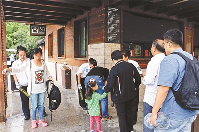 手持安檢儀把關(guān)北京市屬公園 禁帶打火機(jī)[圖]