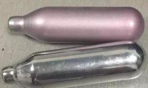 金屬探測門通道安檢發(fā)現(xiàn)17女子攜帶笑氣登機被查[圖]