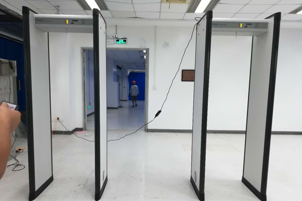 中山電子廠采用rapiscan metor6s進(jìn)口金屬探測(cè)安檢門檢測(cè)電子芯片（圖）