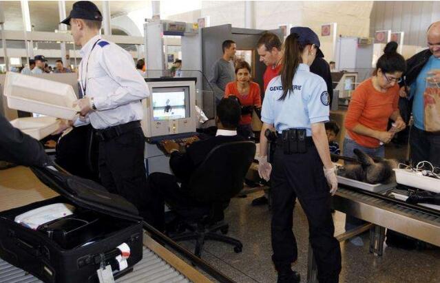 烏機場分公司安檢總站設(shè)立高端安檢門提升安檢水平