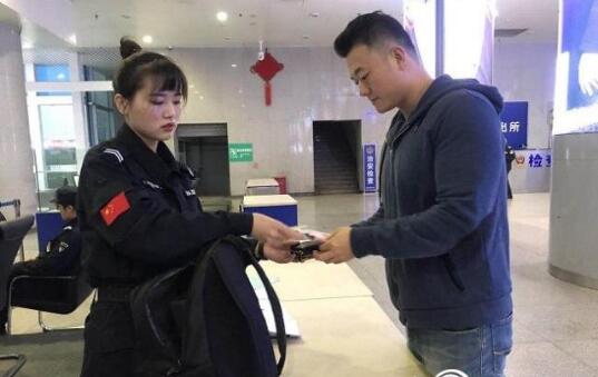 安檢門廠家：粗心乘客過安檢忘拿包安檢員緊急尋人送還！