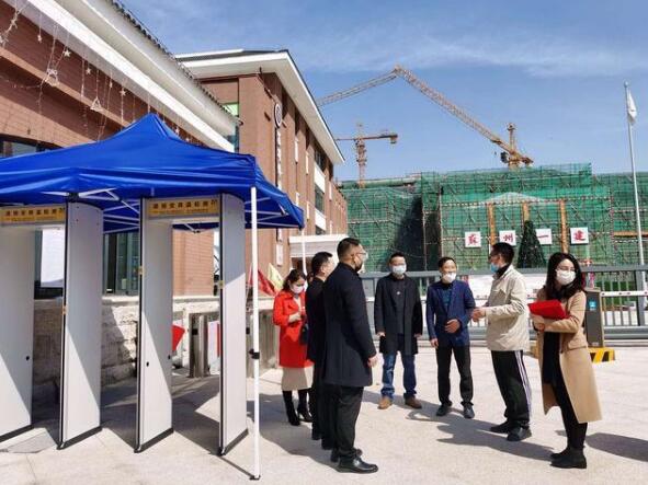 昆山愛(ài)心企業(yè)為學(xué)校捐贈(zèng)紅外線(xiàn)測(cè)溫安檢門(mén)[圖]