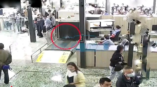 湖南吉首火車(chē)站安檢門(mén)通道發(fā)生一起惡搞事件[圖]