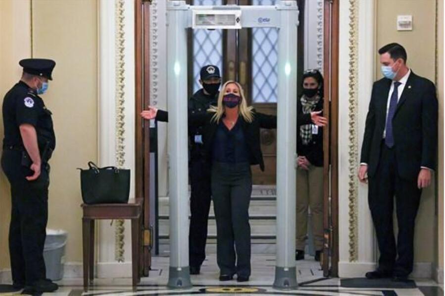 騷亂后美國(guó)會(huì)裝金屬探測(cè)安檢門(mén)遭抵制[圖]