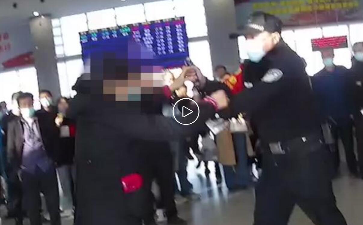 江蘇昆山火車站安檢門檢測發(fā)現(xiàn)女子攜帶違禁刀具[圖]