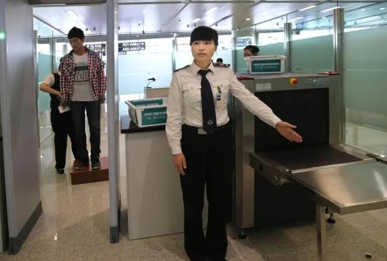 女性進(jìn)入安檢門通道時(shí)，安檢員會(huì)感到尷尬嗎？過安檢的注意事項(xiàng)-2.jpg