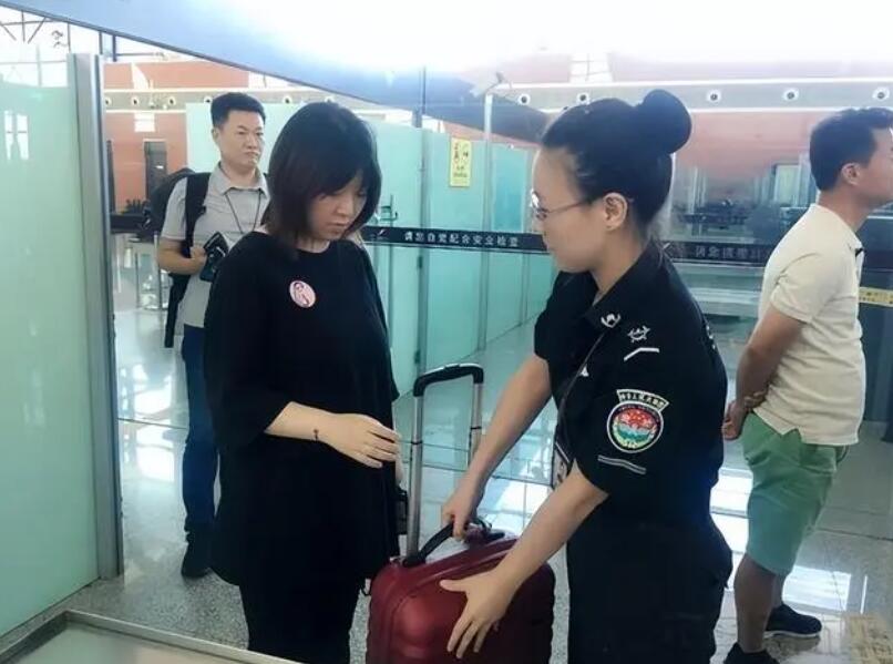 女性進(jìn)入安檢門通道時(shí)，安檢員會(huì)感到尷尬嗎？過安檢的注意事項(xiàng)-5.jpg